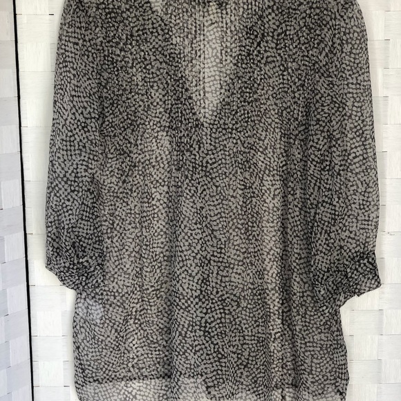 💕JOIE Silk Blouse flowy top Pintuck detail - Picture 3 of 6